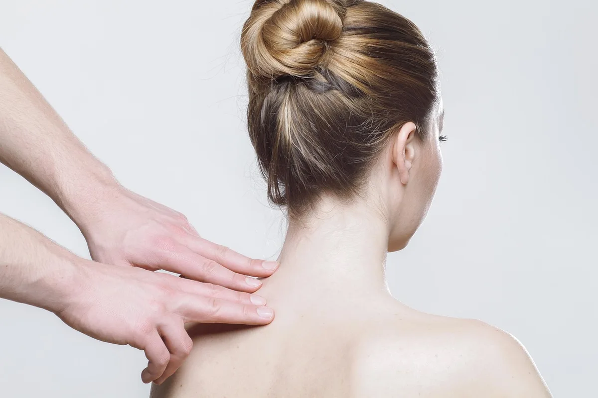 Femme écrivant dans un carnet ouvert pour clarifier ses intentions et désirs.