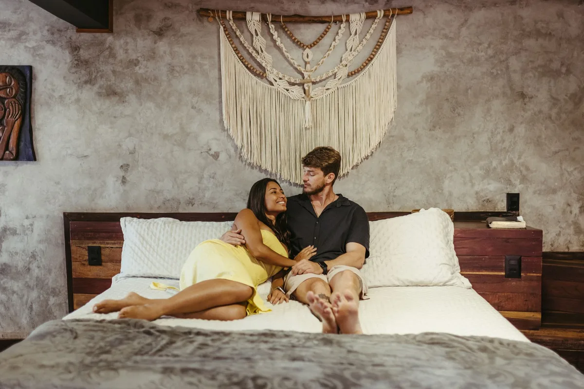 Deux personnes partageant un moment tendre et calme ensemble dans une ambiance chaleureuse