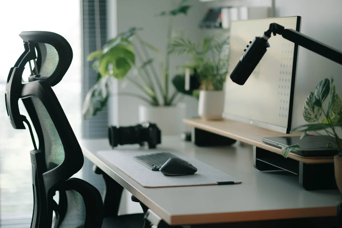 Chaise ergonomique réglable et bureau à la bonne hauteur pour une posture saine