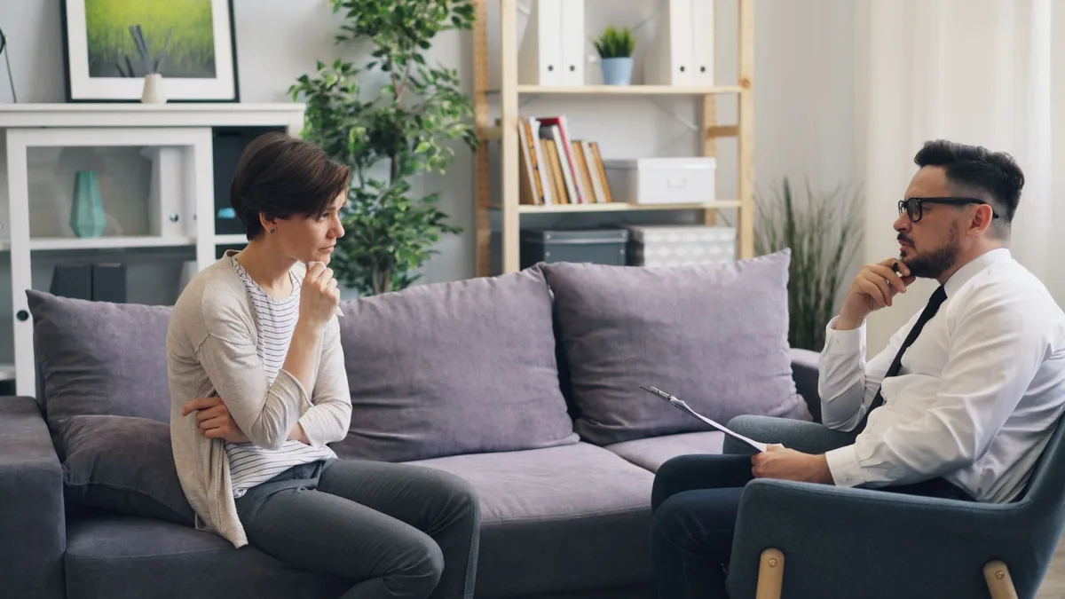 Personne en consultation avec un professionnel de santé bienveillant