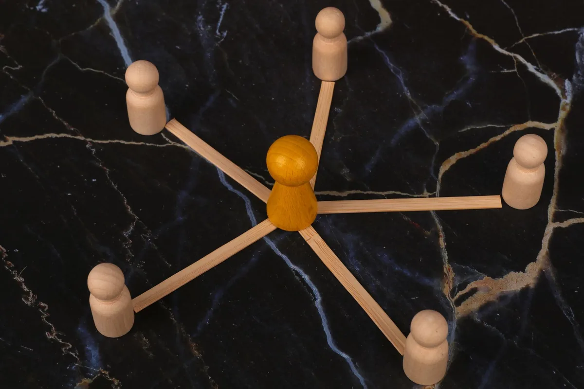 Groupe de personnes anonymes en interaction positive, se soutenant mutuellement.