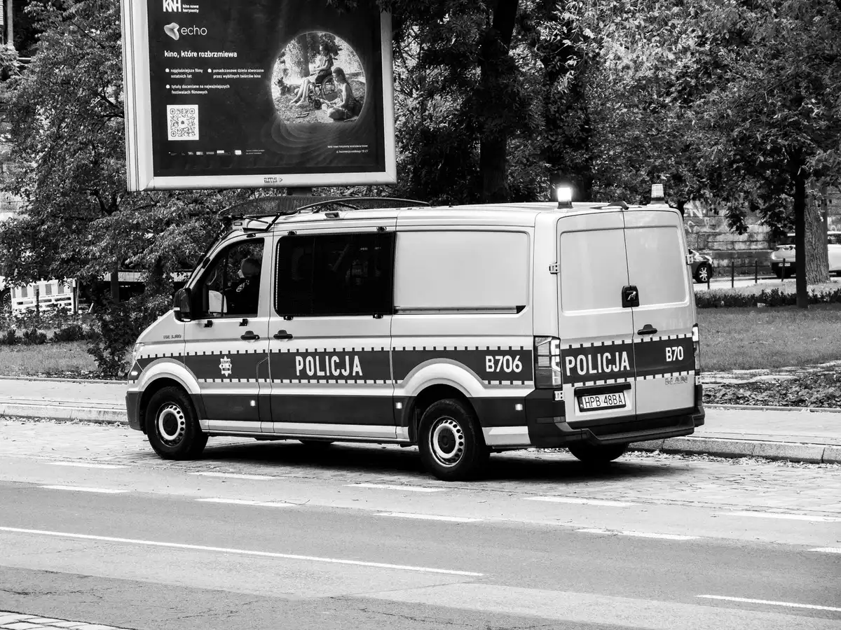Panneau en carton imprimé représentant une voiture de police avec gyrophare sur l'autoroute