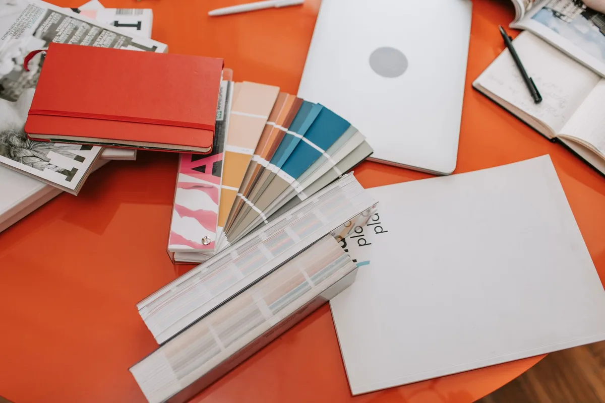Espace de travail organisé avec documents et planification symbolisant la rigueur de Saturne