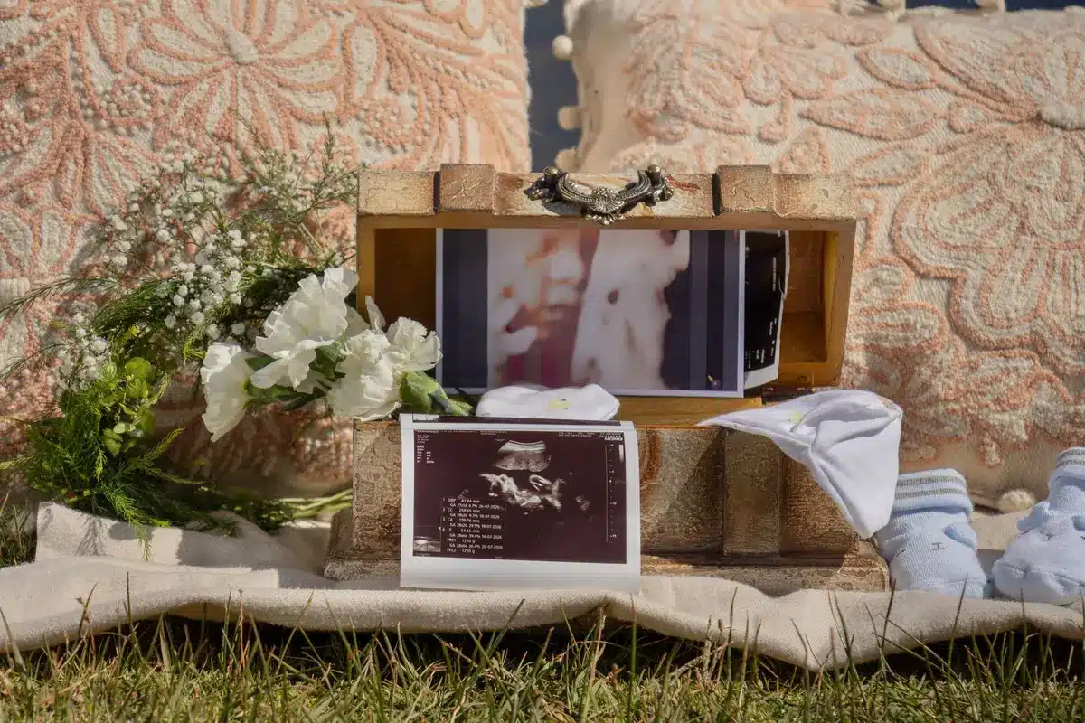 Annonce de naissance de triplés avec les prénoms Polly, Baskyn et Jaymes affichés