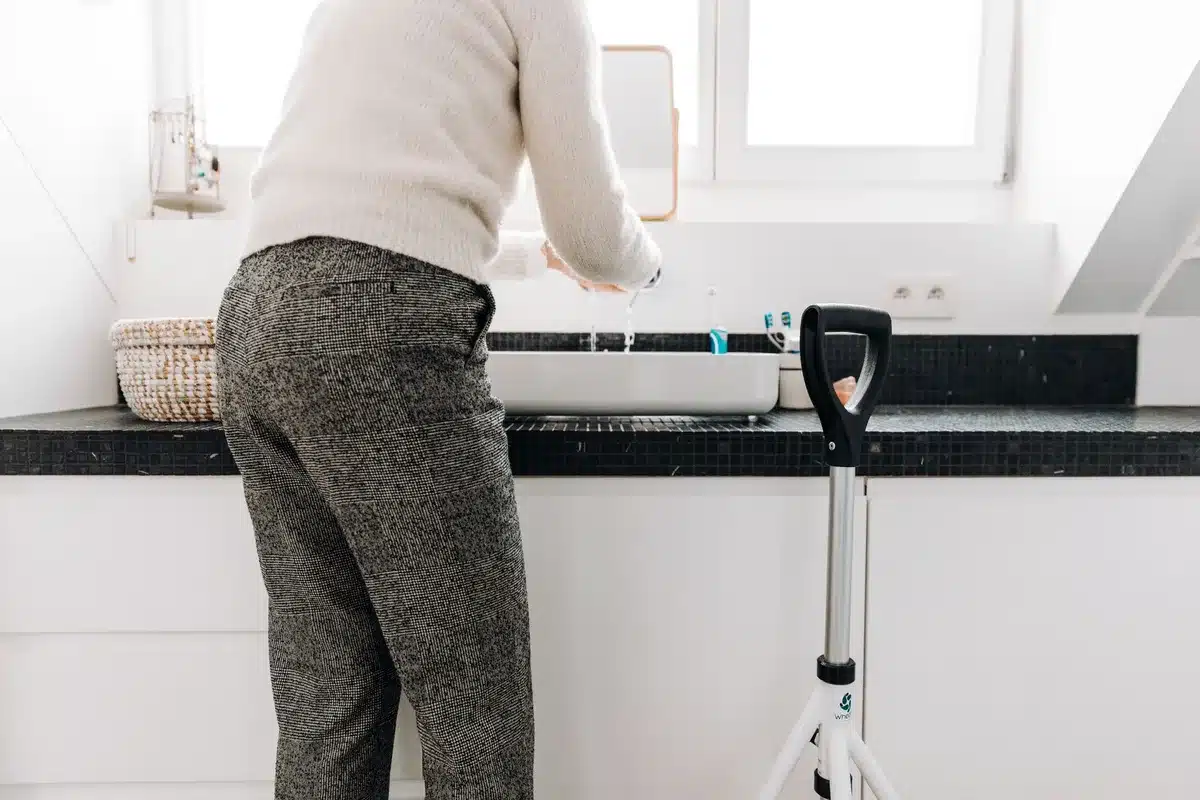 Salle de bain sécurisée avec barre d'appui et éclairage adapté pour personne âgée