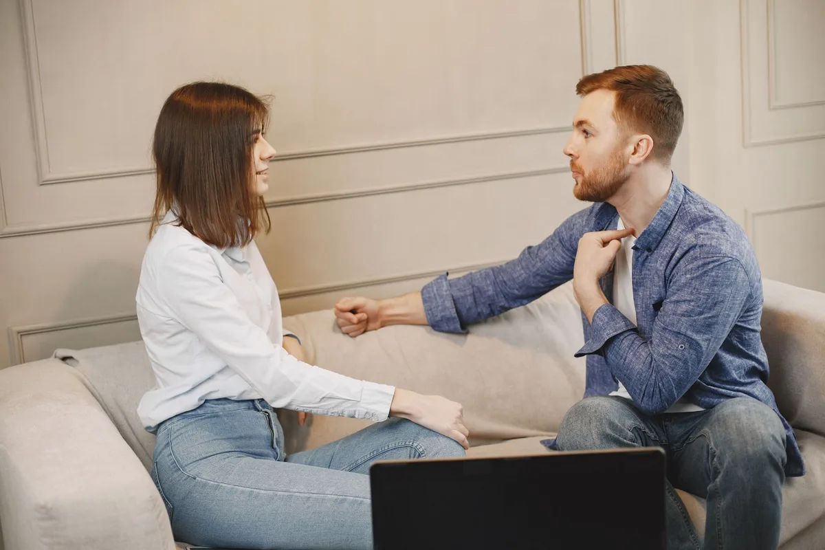 Deux personnes en conversation sincère, face à face dans une ambiance calme et bienveillante