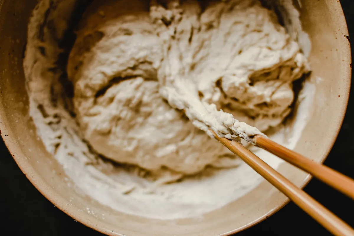 Ingrédients pour la pâte à focaccia rassemblés dans un grand bol