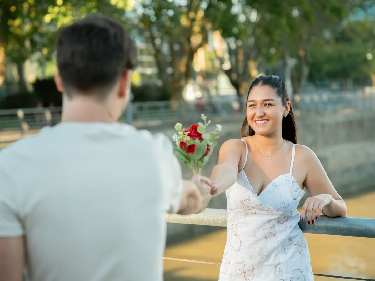 Homme et femme planifiant ensemble une sortie spéciale avec attention et détails.