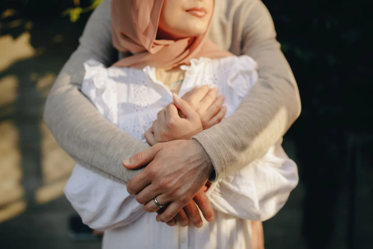 Deux personnes se tenant la main avec confiance et affection, symbole de fidélité et d'engagement.