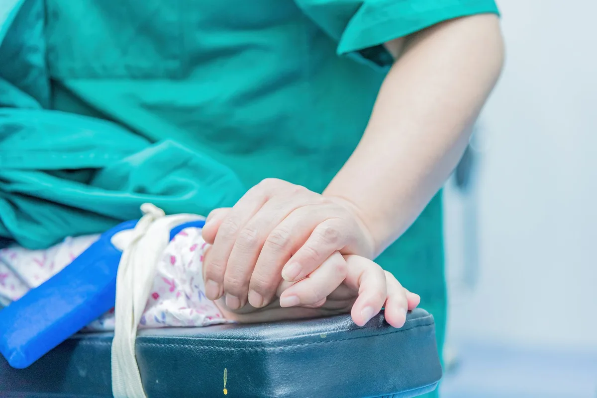 Patient en convalescence bénéficiant du soutien médical et de la présence bienveillante d'une équipe soignante.
