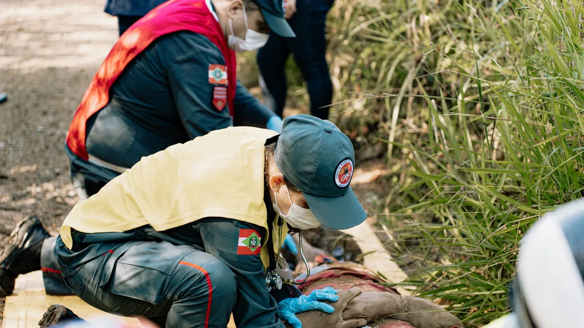 Équipes de secours intervenant auprès d'une personne âgée en détresse