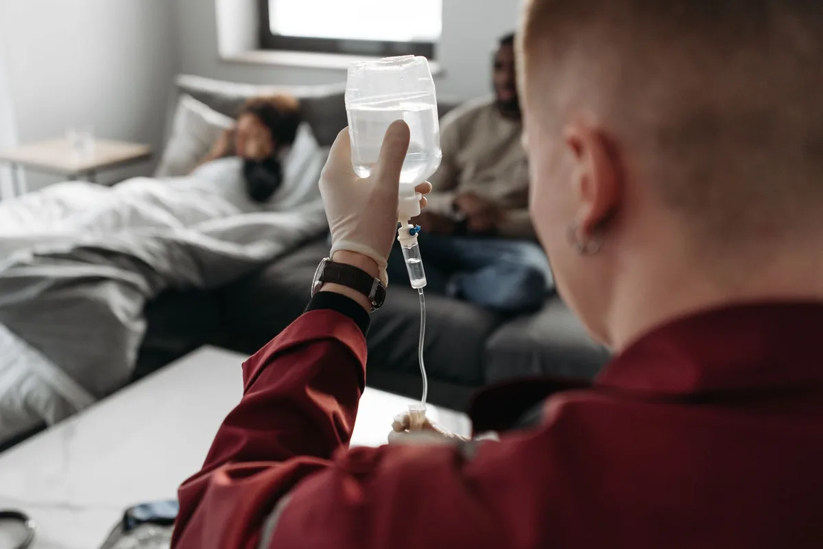 Patient recevant une réhydratation intraveineuse à l'hôpital