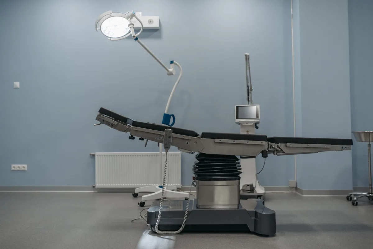 Équipement d'endoscopie pédiatrique avec tube flexible et caméra pour extraction de corps étranger