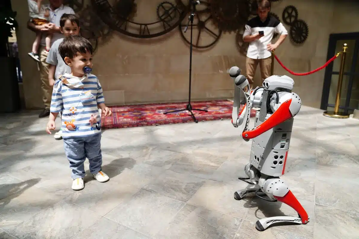 Tête robotisée interactive utilisée dans un contexte muséal ou d'exposition scientifique.