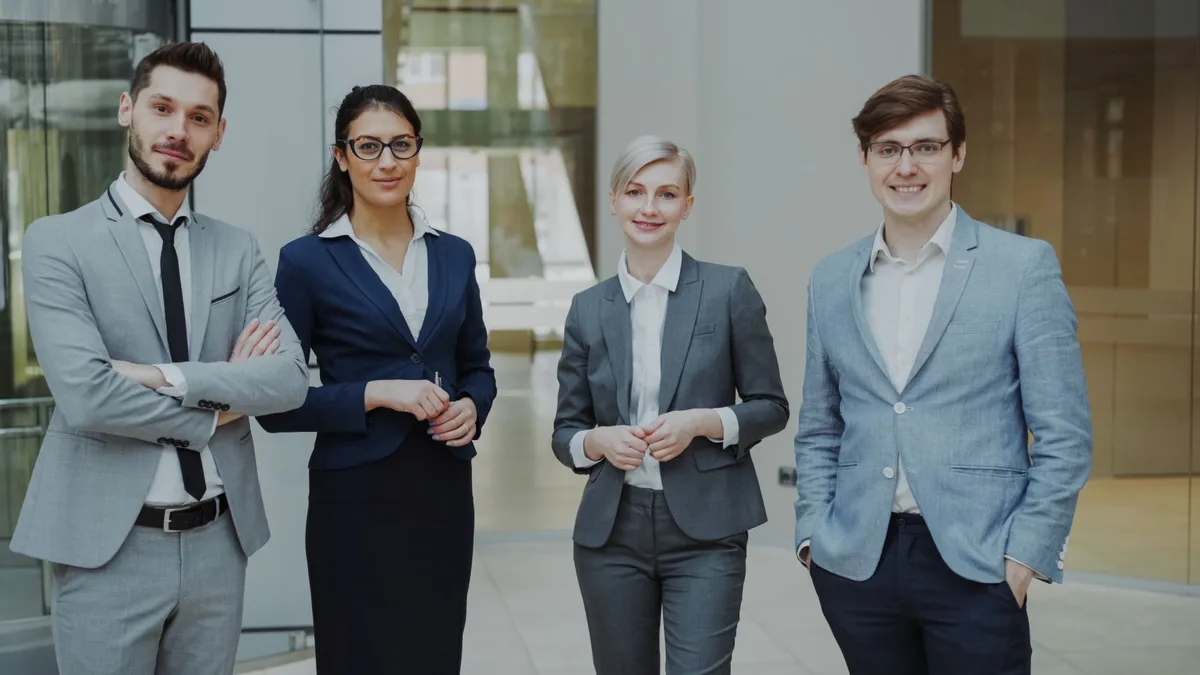 Personne en position de leadership dans un environnement professionnel moderne.