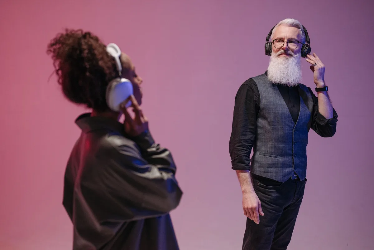 Personne âgée écoutant de la musique avec un casque, expression paisible