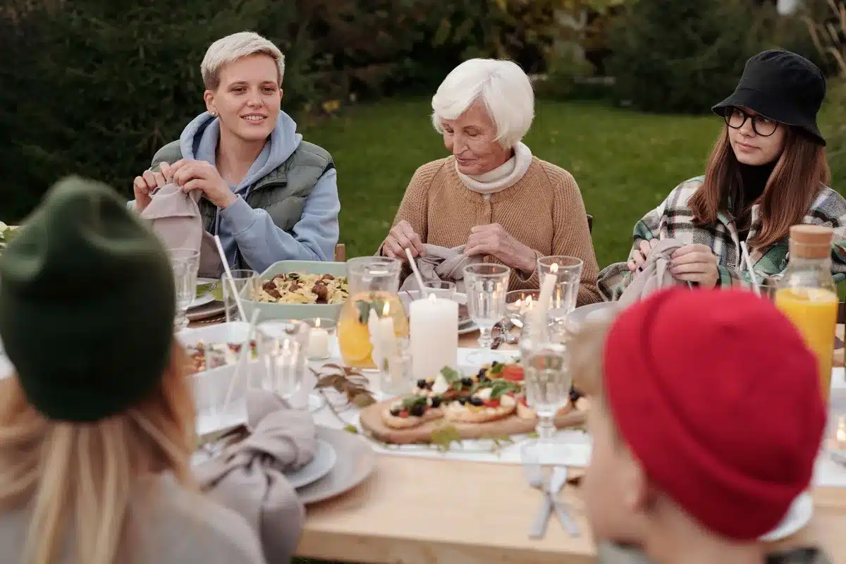 Groupe de seniors partageant un repas autour d'une table dans une ambiance conviviale
