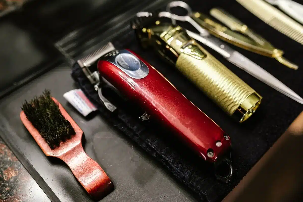 Ensemble d'outils professionnels de toilettage : brosses, tondeuses et sèche-cheveux pour chiens