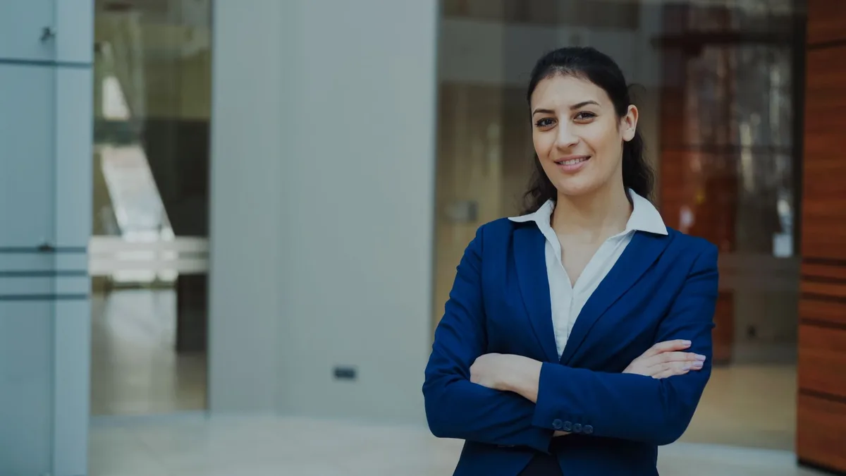 Femme au travail affichant confiance et autorité naturelle dans un environnement professionnel