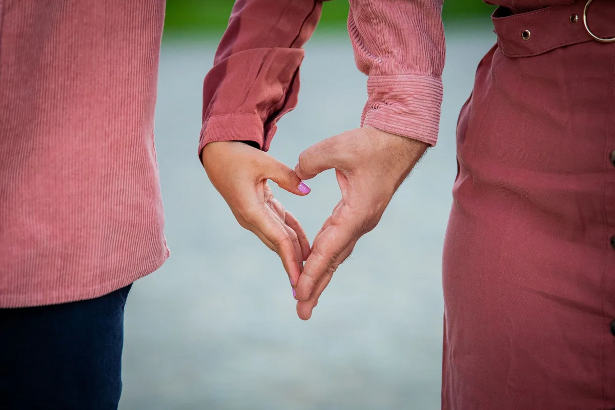 Couple partageant un moment d'affection et de connexion romantique intense