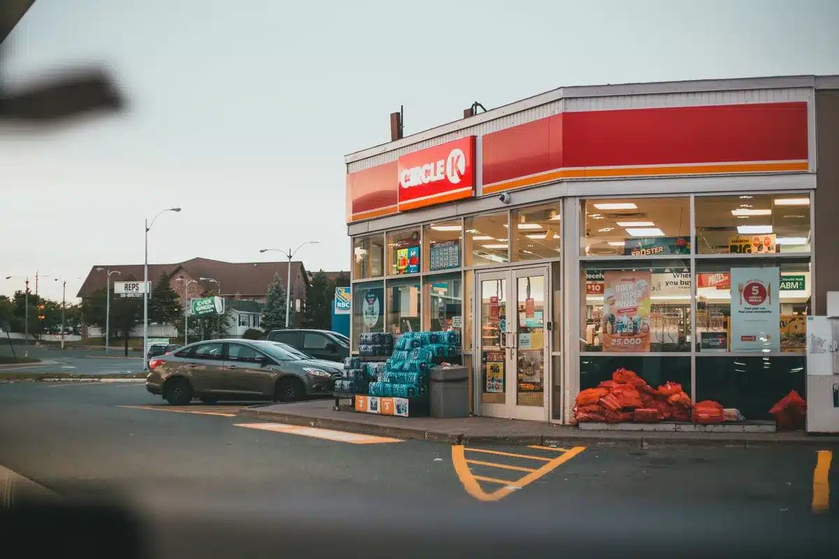 Foule de clients à une station-service lors d'une promotion estivale avec affluence soudaine