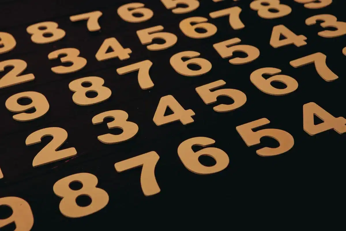 Tableau de numérologie montrant les chiffres 1 à 9 avec leurs significations et interprétations