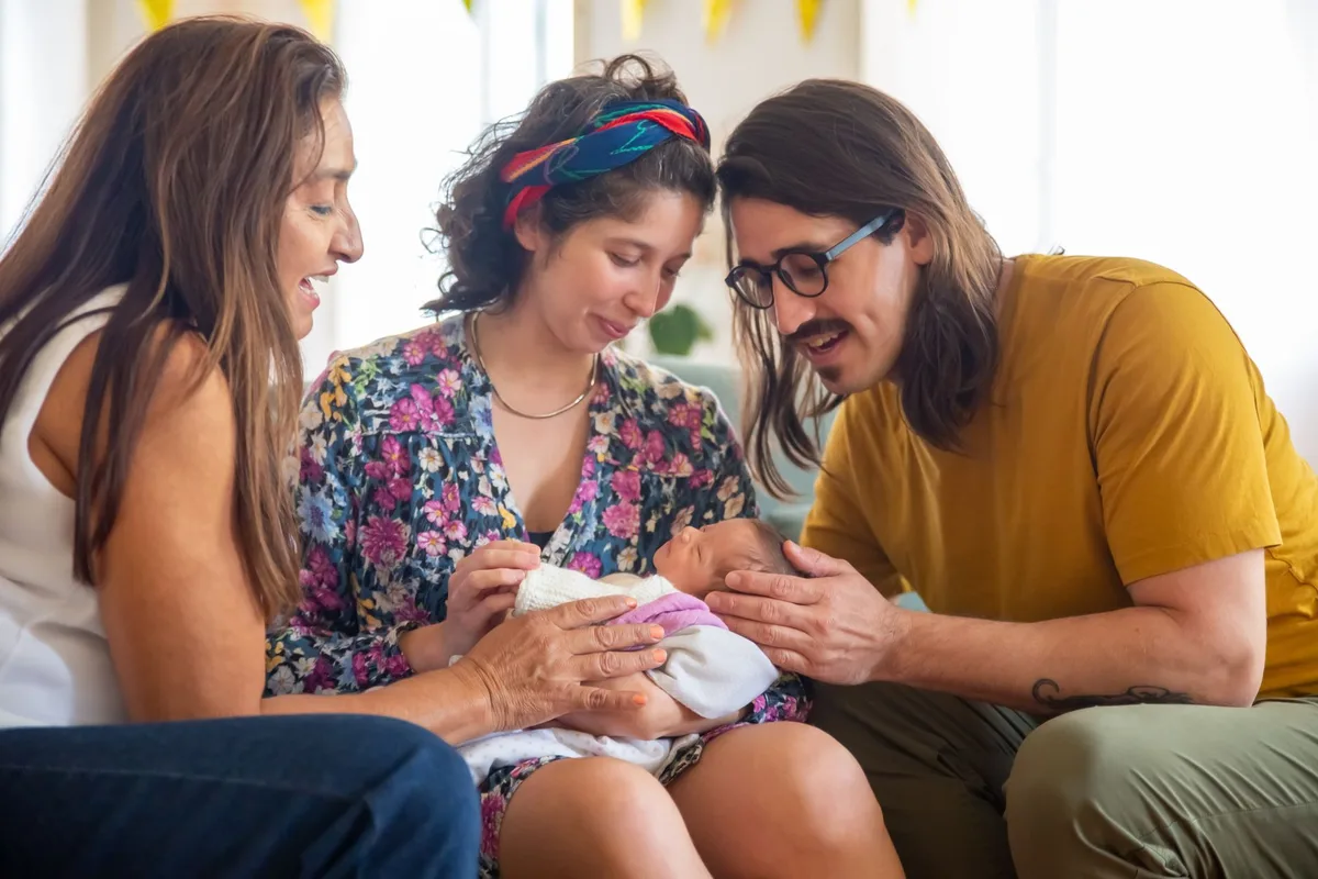 Famille célébrant la naissance d'un enfant avec tendresse