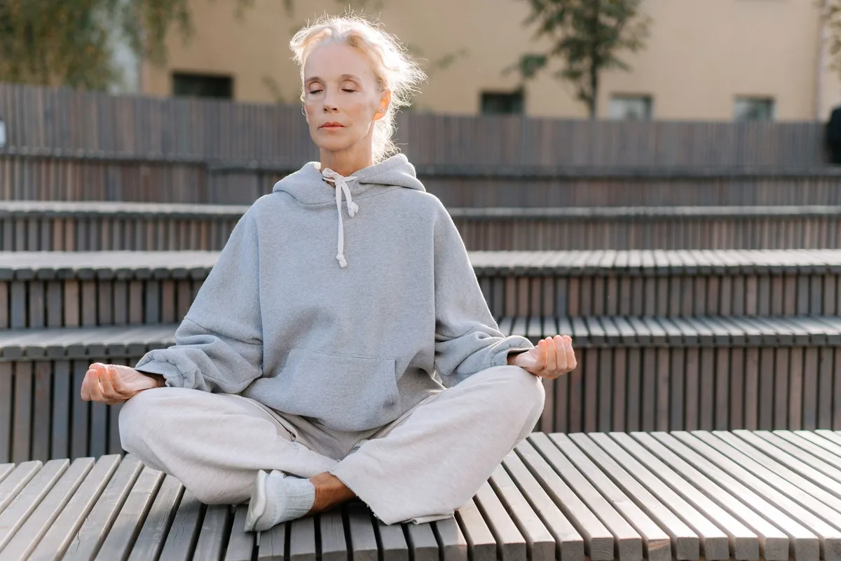 Personne en méditation trouvant la calme malgré le brouhaha urbain