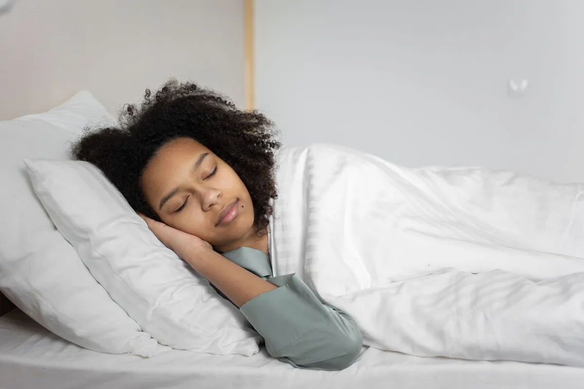 Femme dormant profondément dans un lit confortable et paisible
