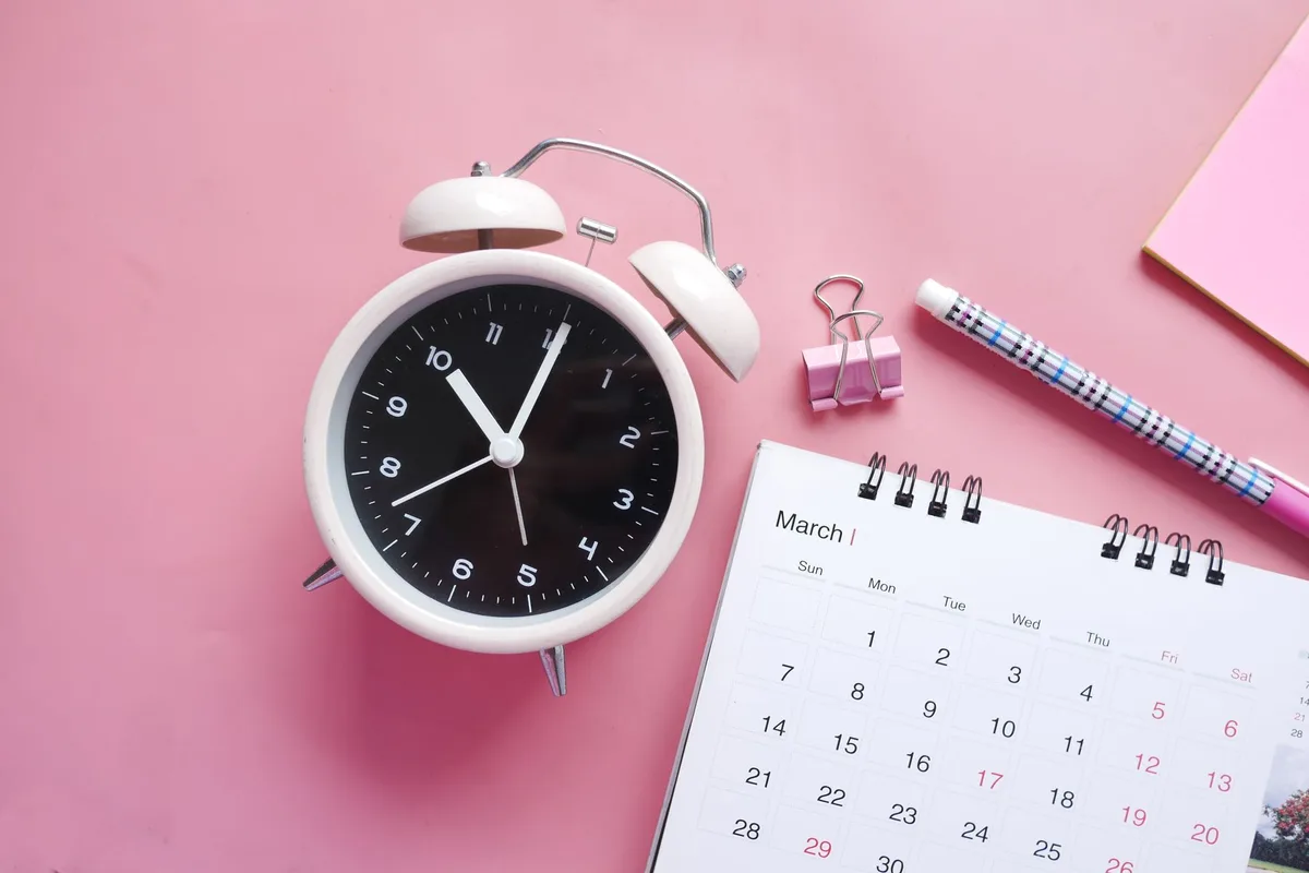 Calendrier avec jalons réguliers et routines structurées affichées