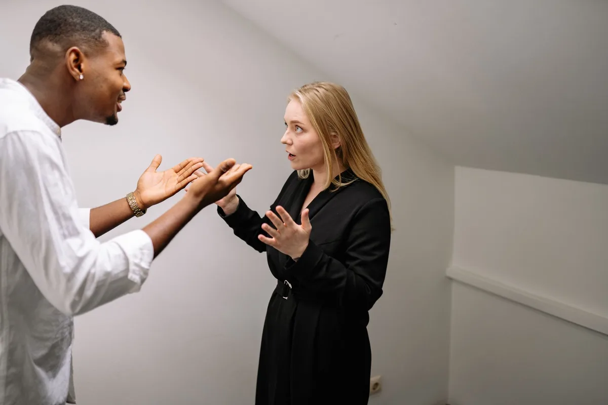 Deux personnes en discussion respectueuse, s'écoutant mutuellement avec ouverture