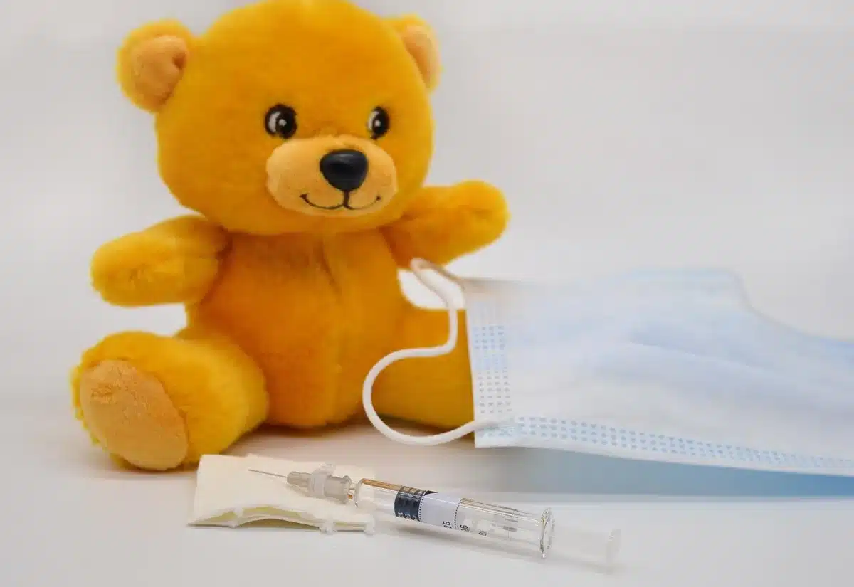 Chiot chez le vétérinaire après une vaccination