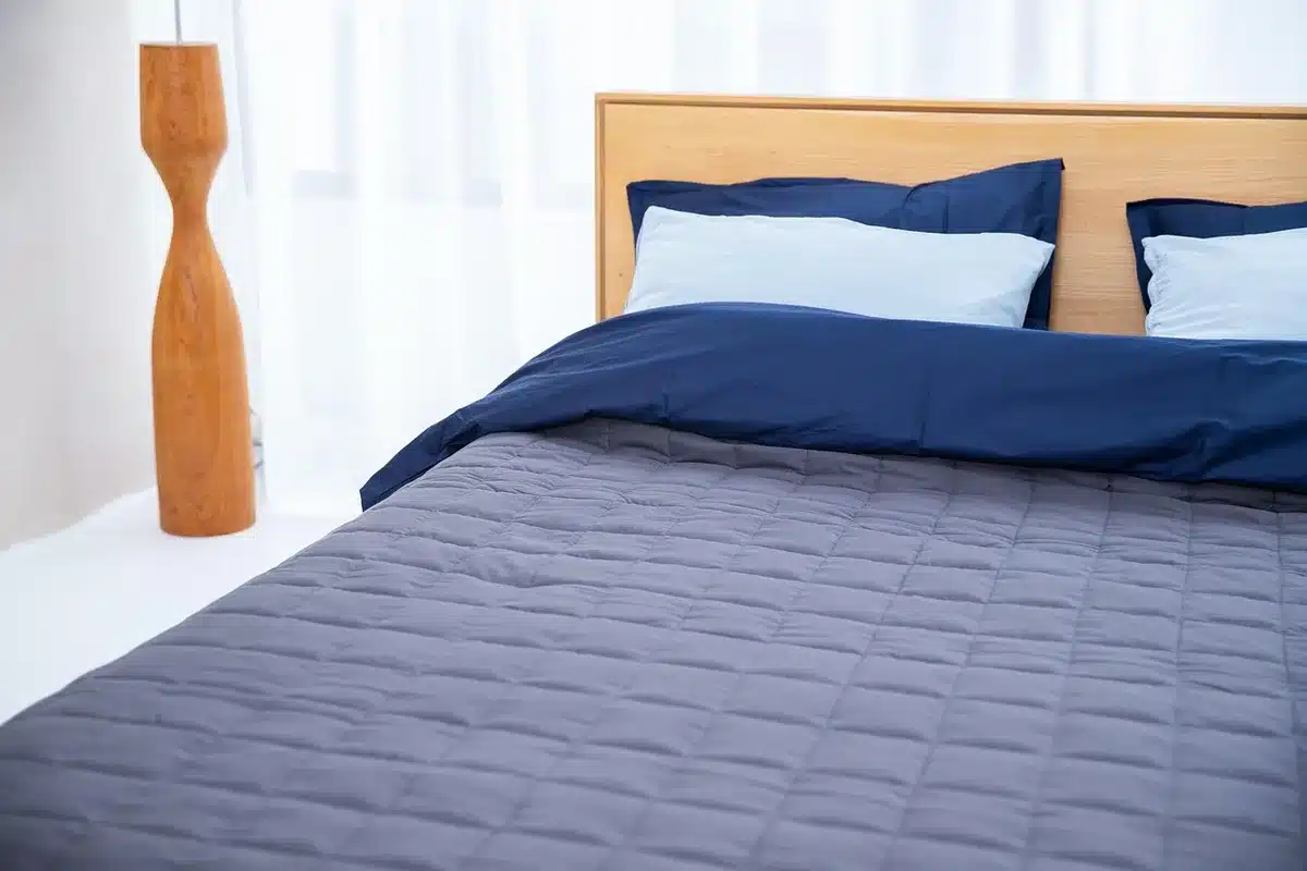 Chambre ordonnée avec coussins et couverture prête pour l'intimité