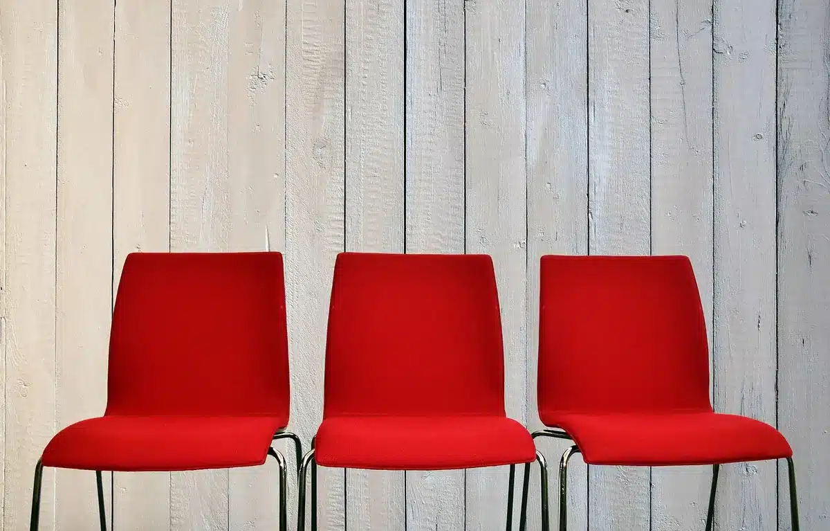 Salle d'attente de clinique vétérinaire propre et lumineuse