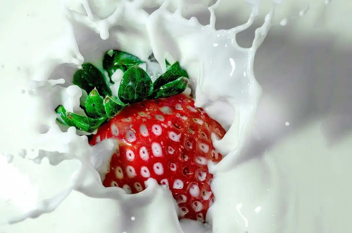 Cuisine familiale lumineuse avec bouteilles de lait et ustensiles de laiterie
