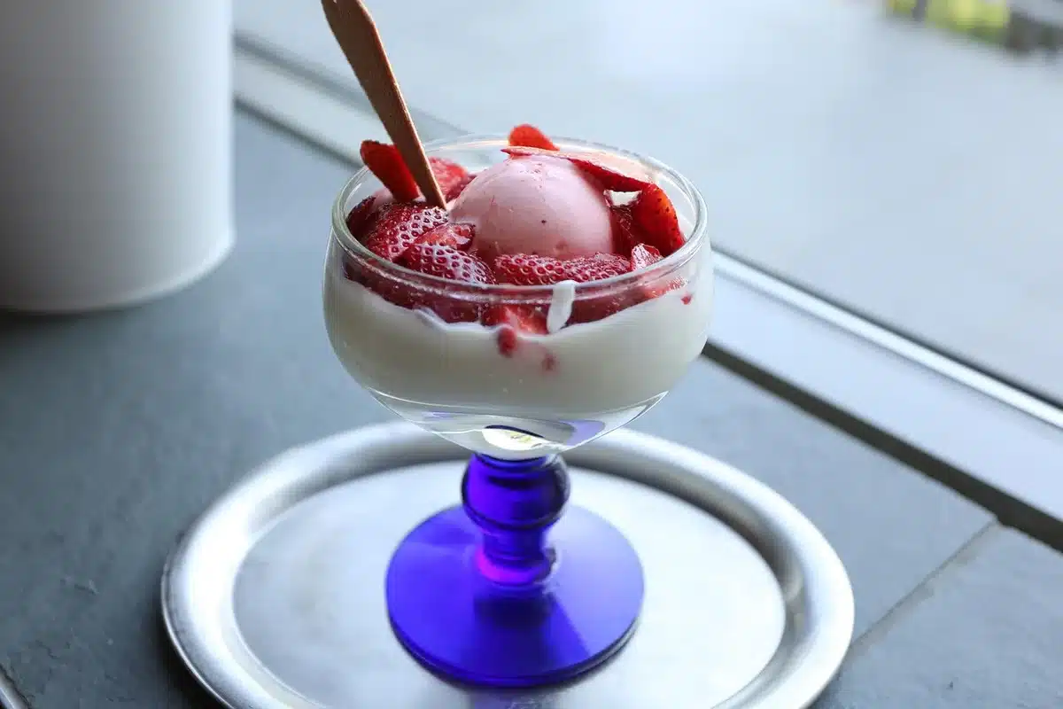 Assortiment de pots de glace et cuillères pour dégustation