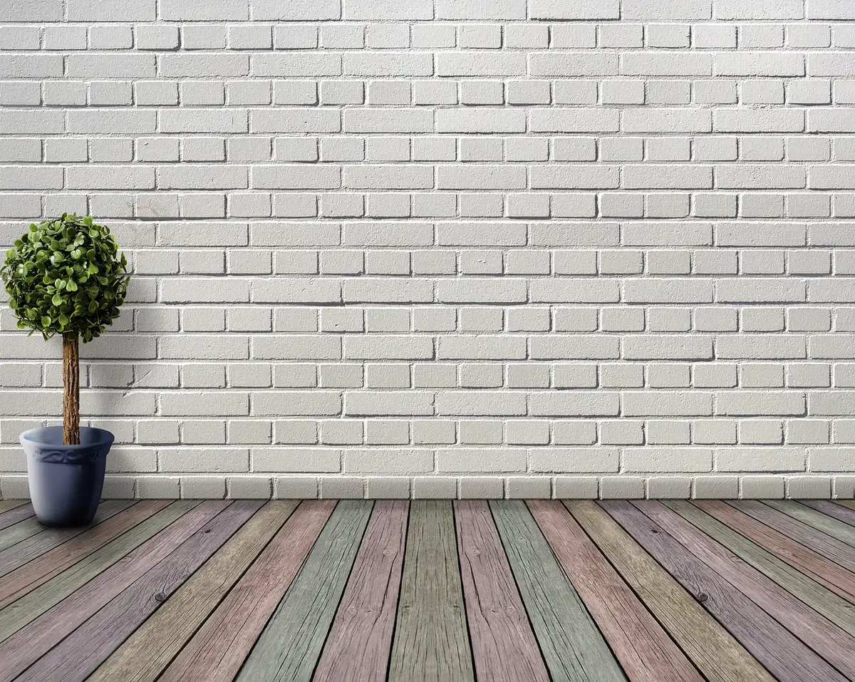 Nuanciers de couleurs posés sur une table près d'un échantillon de mur