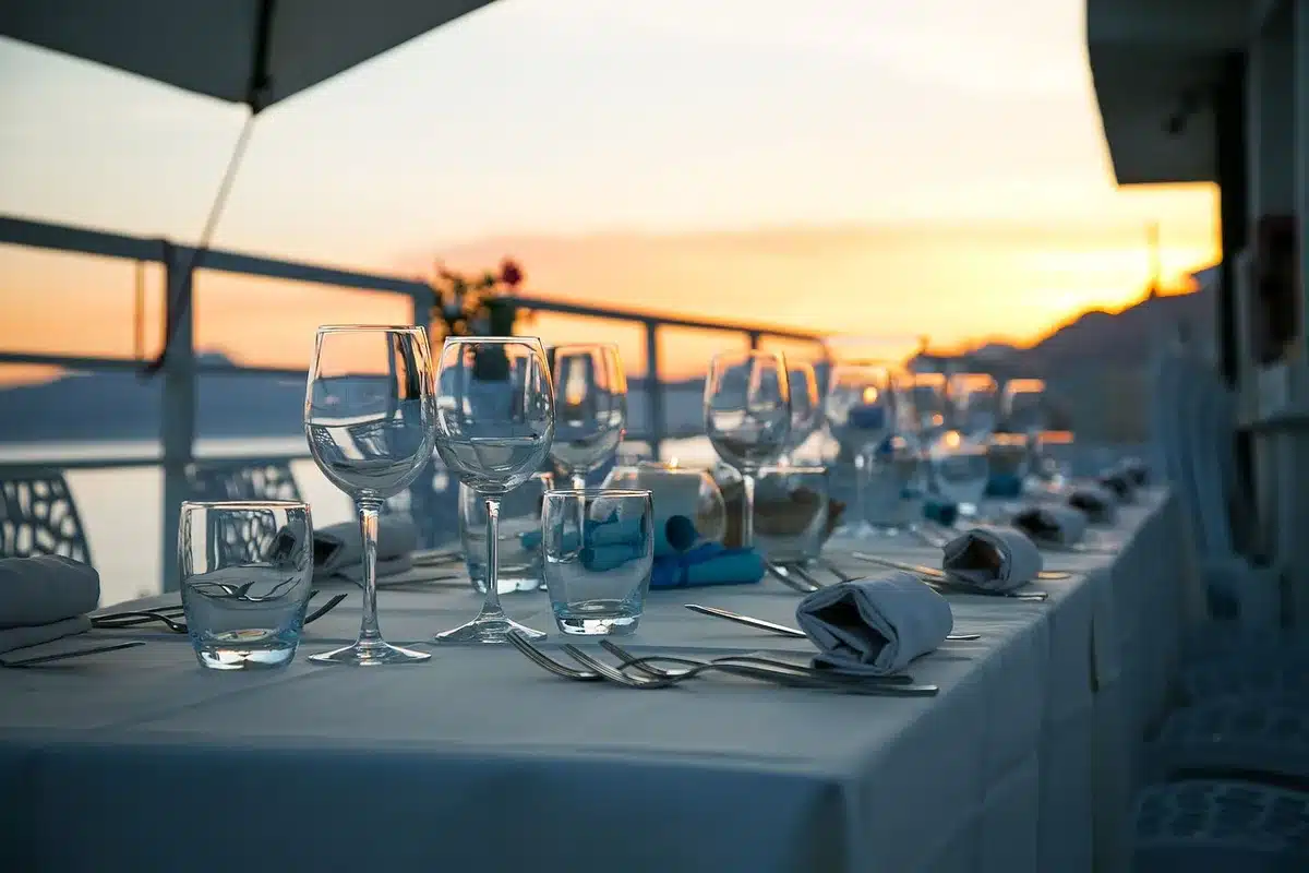 Mains triant des notes et listes sur une table baignée de lumière du jour