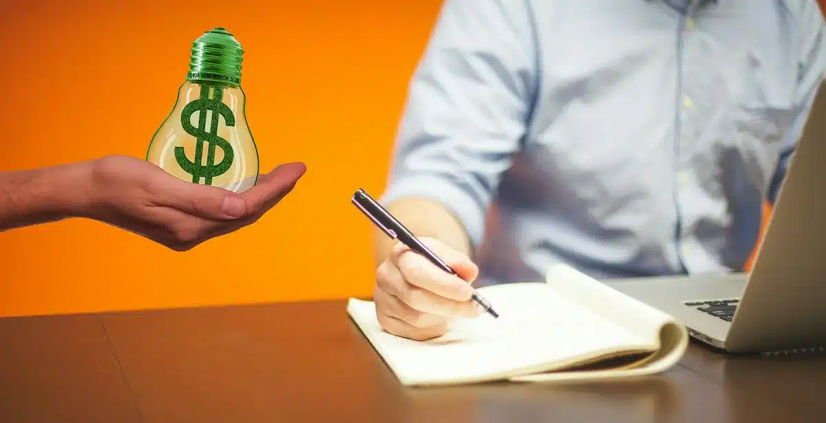 Main écrivant des notes claires sur un carnet au bureau