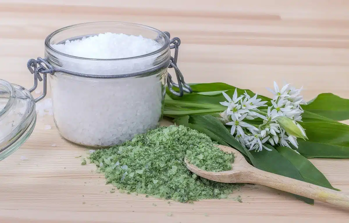 Bocaux de plantes séchées et feuilles d'herbes sur une table en bois