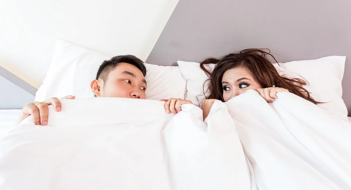 Deux personnes dormant paisiblement dans un lit avec contrôle de température indépendant