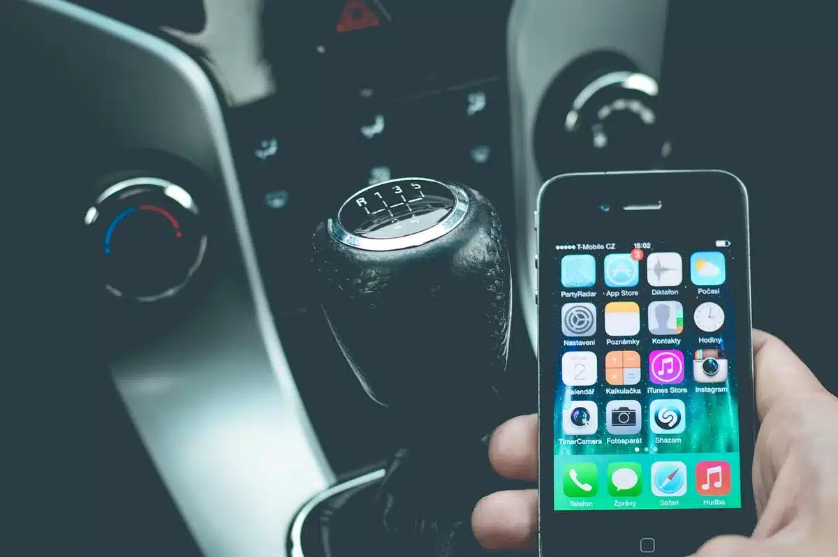 Téléphone posé hors de portée dans une voiture pendant la conduite