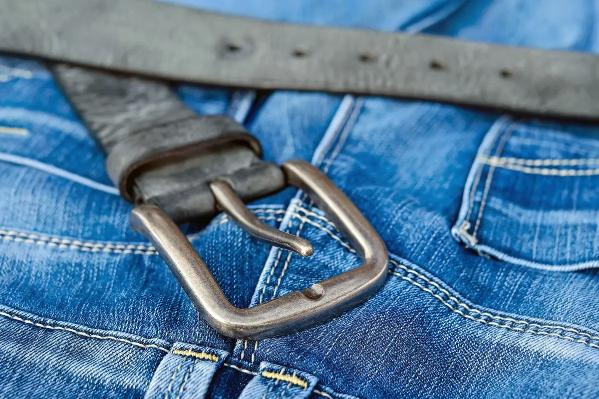 Ceinture de sécurité attachée sur un siège d'avion lors de la démonstration de sécurité