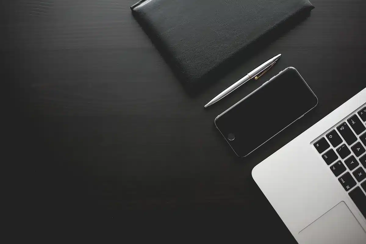 Intérieur d'une pension propre avec litières et surfaces bien entretenues