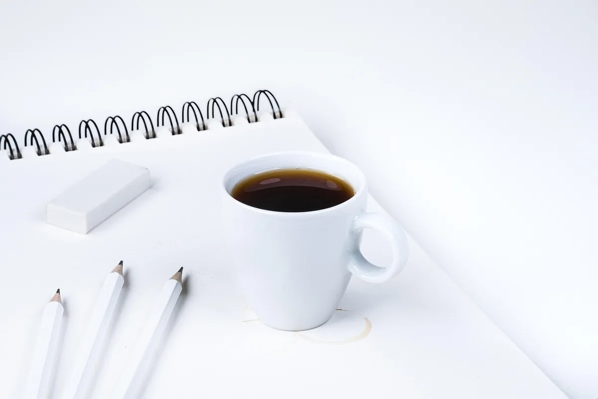 Bureau organisé avec CV et liste de vérification, illustration du sens du détail