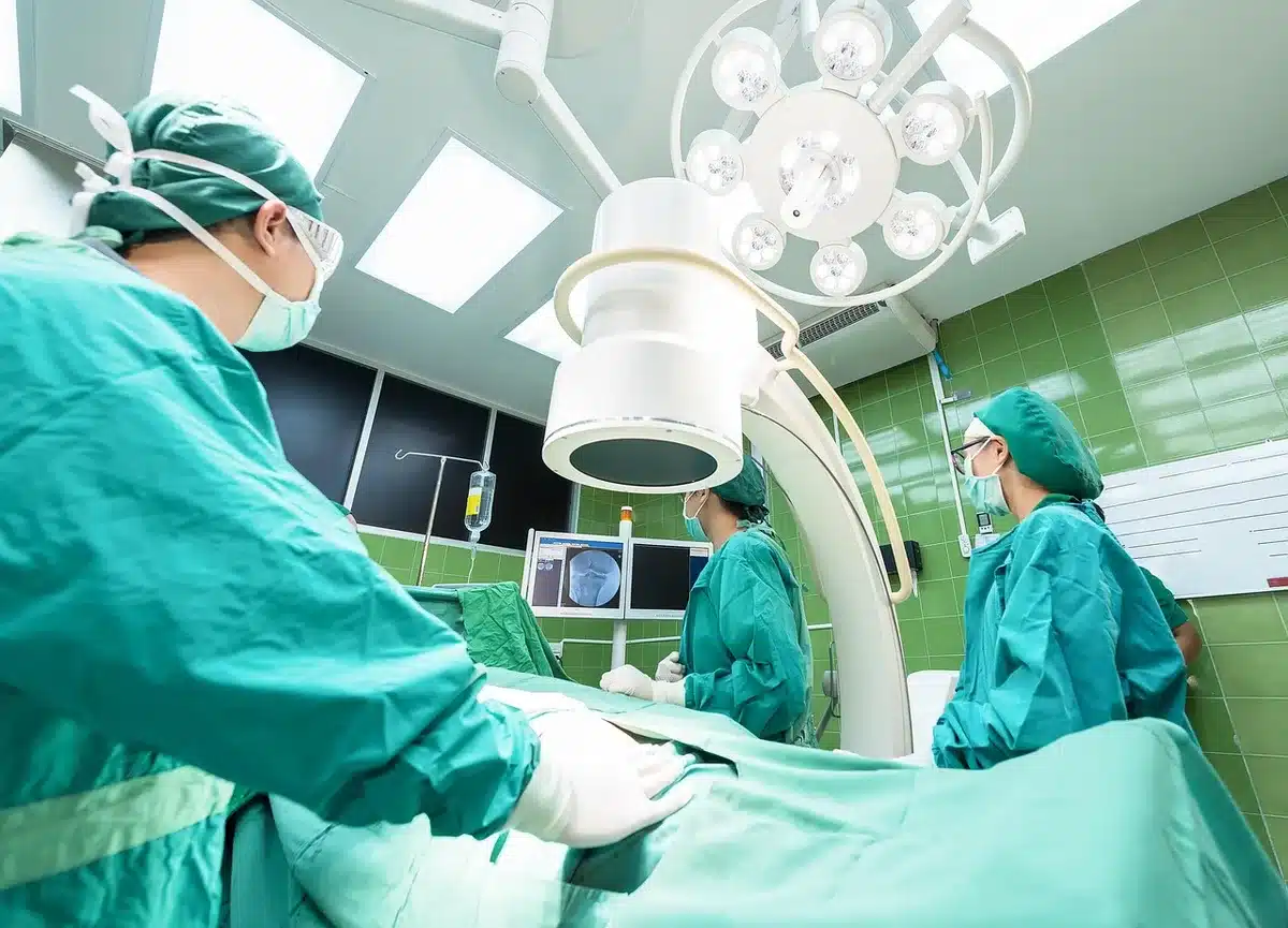 Consultation médicale montrant une main posée sur un dossier médical indiquant blessures inexpliquées