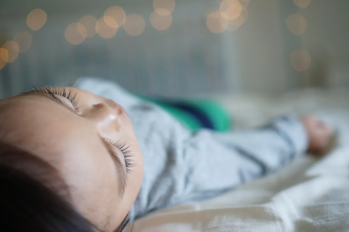 Chambre d'enfant rangée avec coins de jeu, illustrant l'importance des routines