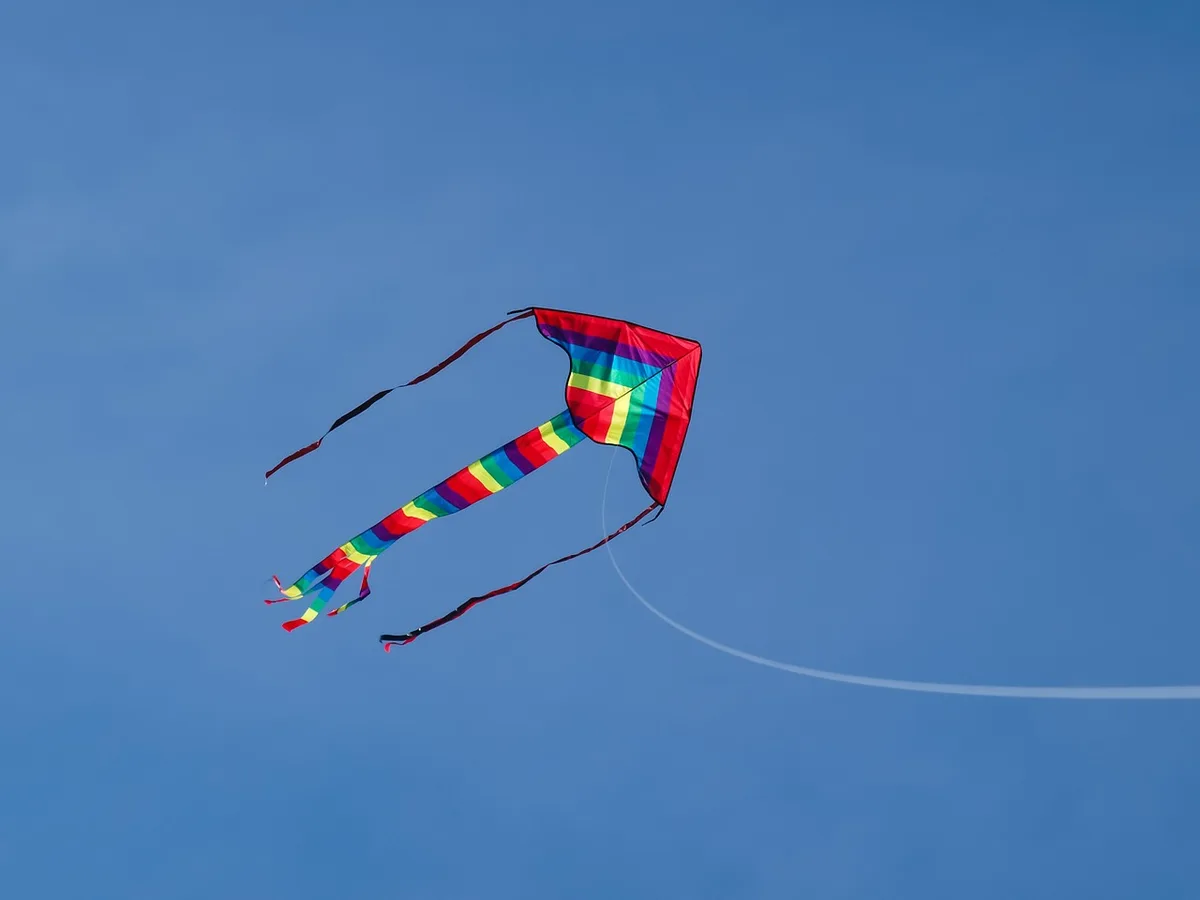 Toit avec cerfs-volants colorés prêts à être lancés lors du Basant