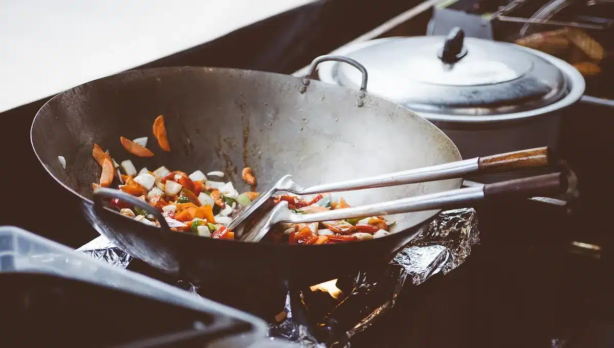Planning de repas hebdomadaire posé dans une cuisine lumineuse