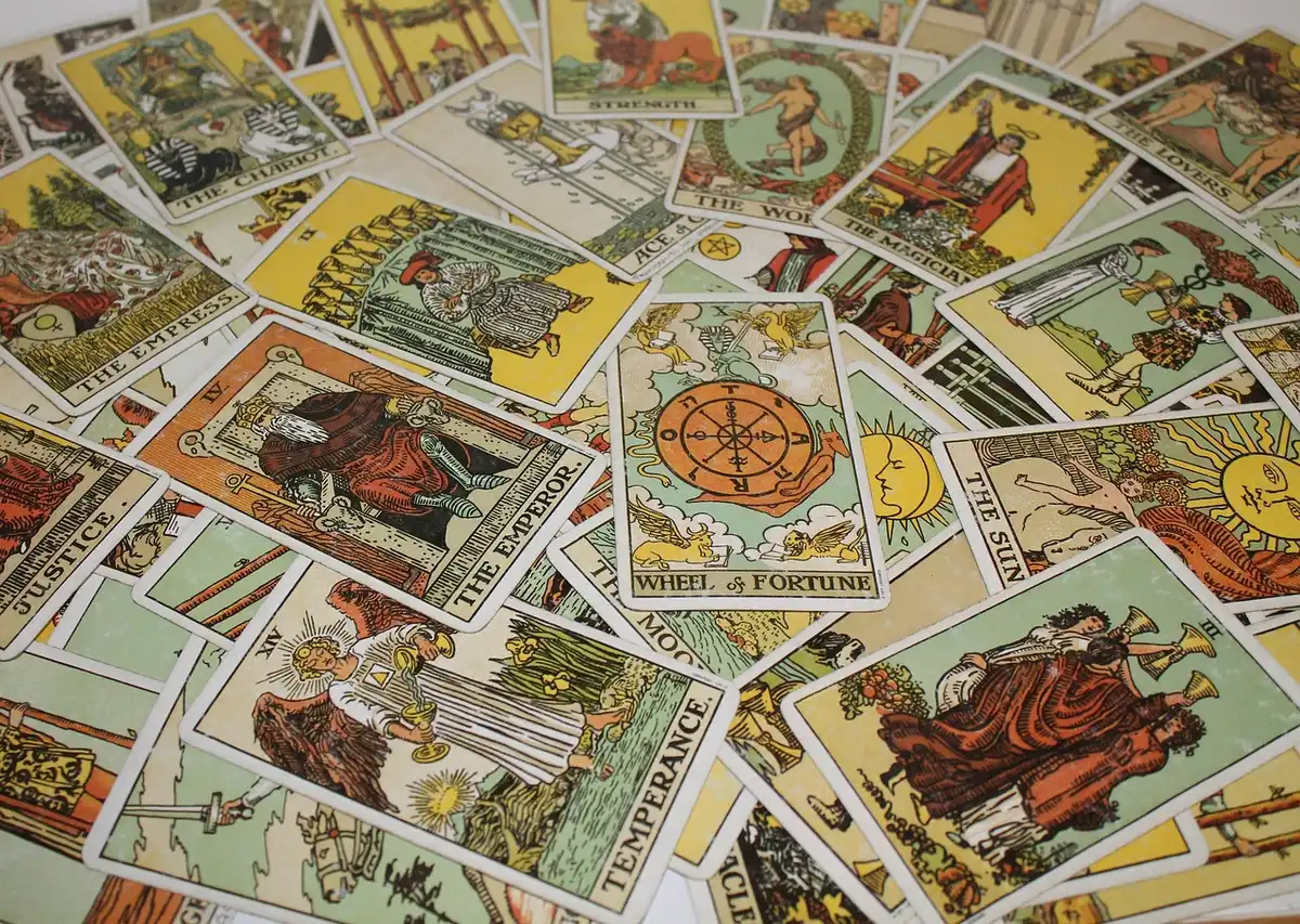Tirage de tarot montrant plusieurs options et flèches symboliques